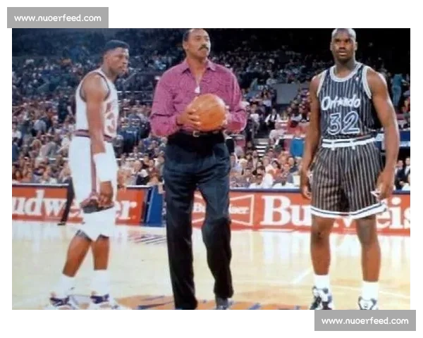 张伯伦对决奥尼尔跨时代中锋力量与统治力之争史诗回顾篮球历史巅峰